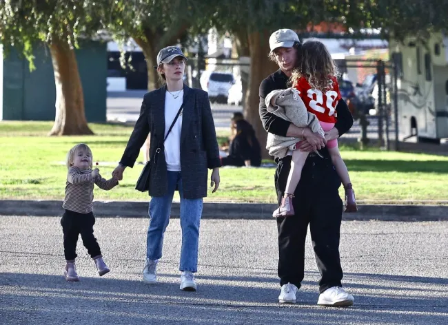 Jeremy Allen White, Addison Timlin, Ezer White, Dolores White afuera