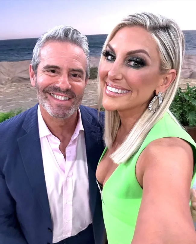 Andy Cohen y Gina Kirschenheiter