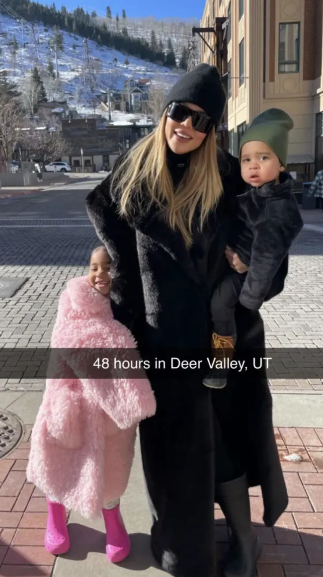 Khloé Kardashian con su hija True y su hijo Tatum