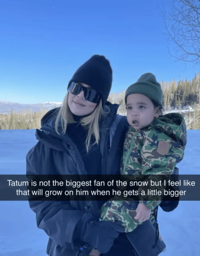 Khloé Kardashian con su hija True y su hijo Tatum