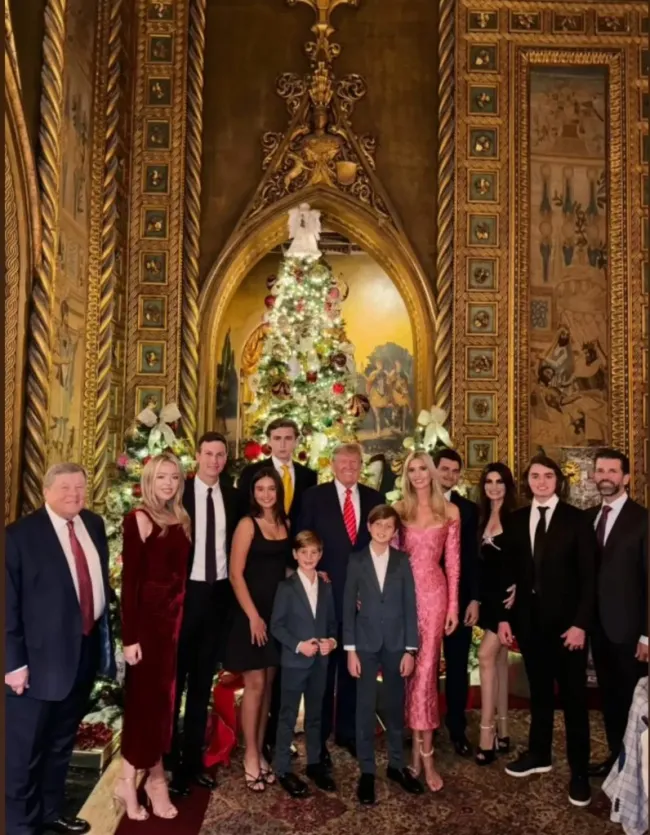 La ex primera dama Melania Trump no apareció en una foto navideña de la familia Trump.