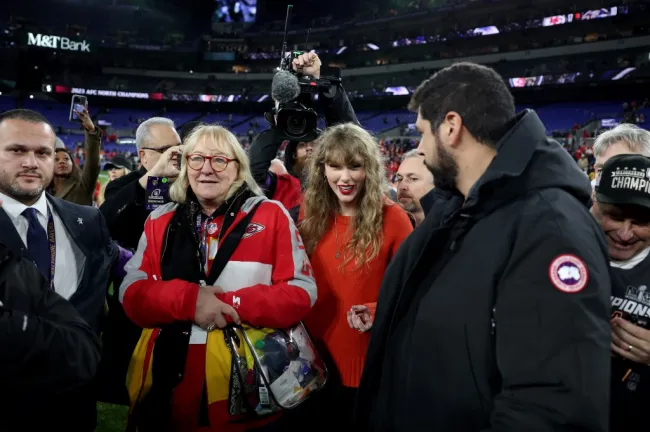 Taylor Swift se ve en el campo con Donna Kelce, madre de Travis Kelce # 87 de los Kansas City Chiefs después de la victoria de los Chiefs por 17-10 contra los Baltimore Ravens en el Juego de Campeonato de la AFC en el M&T Bank Stadium el 28 de enero de 2024 en Baltimore. , Maryland.