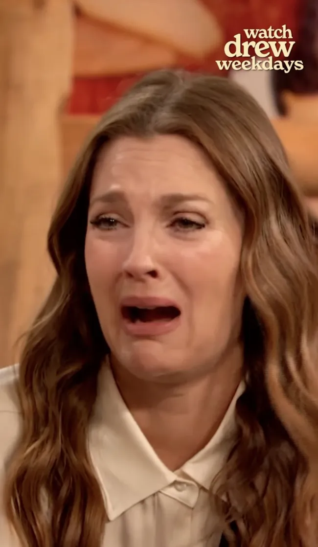 Drew Barrymore llorando en su programa.