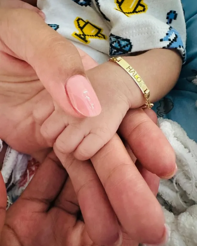 Halle Bailey sosteniendo la mano de su hijo Halo