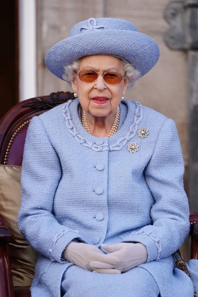 La reina Isabel II sentada.