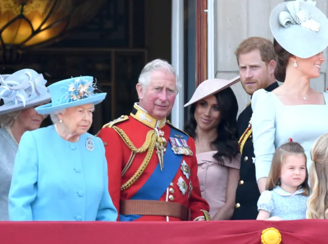 La reina Isabel II, el príncipe Carlos, Meghan Markle y el príncipe Harry en el balcón del Palacio de Buckingham.