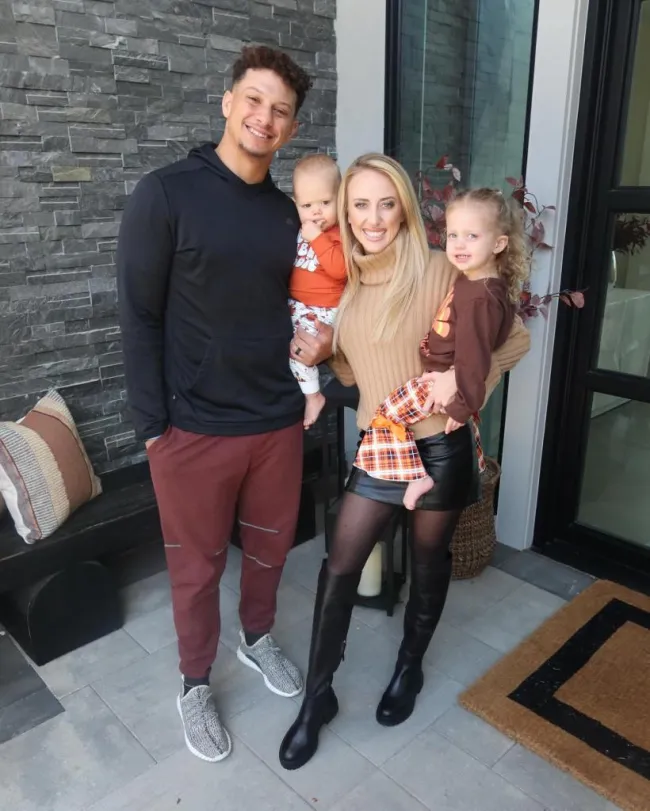 Brittany y Patrick Mahomes y sus dos hijos