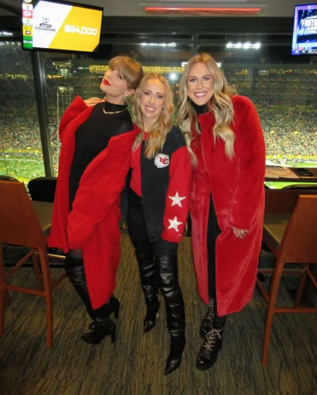 Taylor Swift con su mejor amiga Brittany Mahomes con abrigos rojos a juego