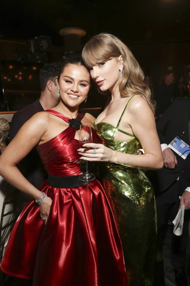 Selena Gomez y Taylor Swift en los Globos de Oro 2024.