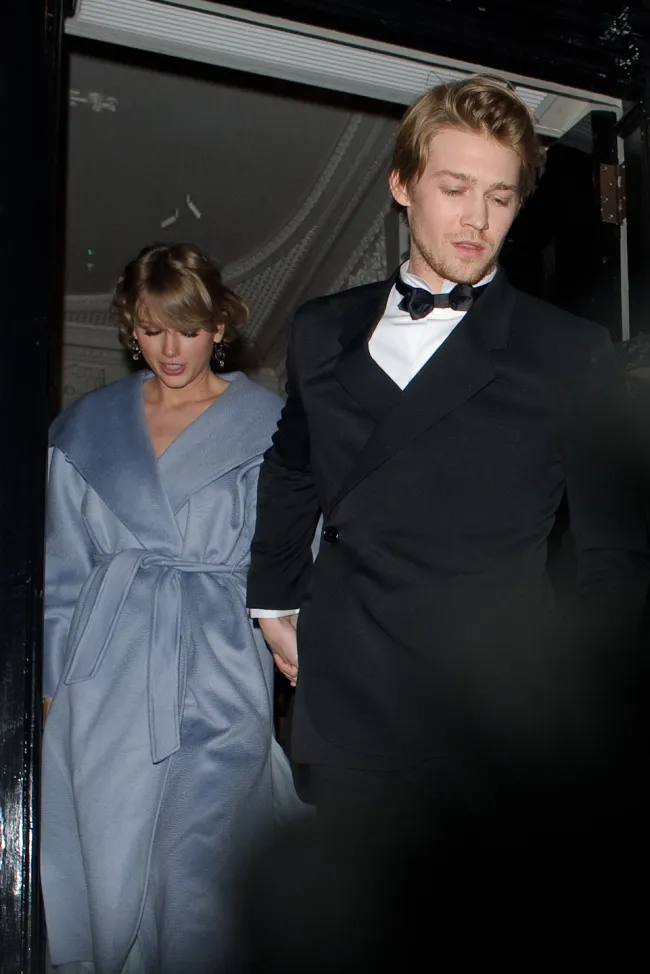 Taylor Swift y Joe Alwyn asistiendo a la fiesta Vogue BAFTA 2019.