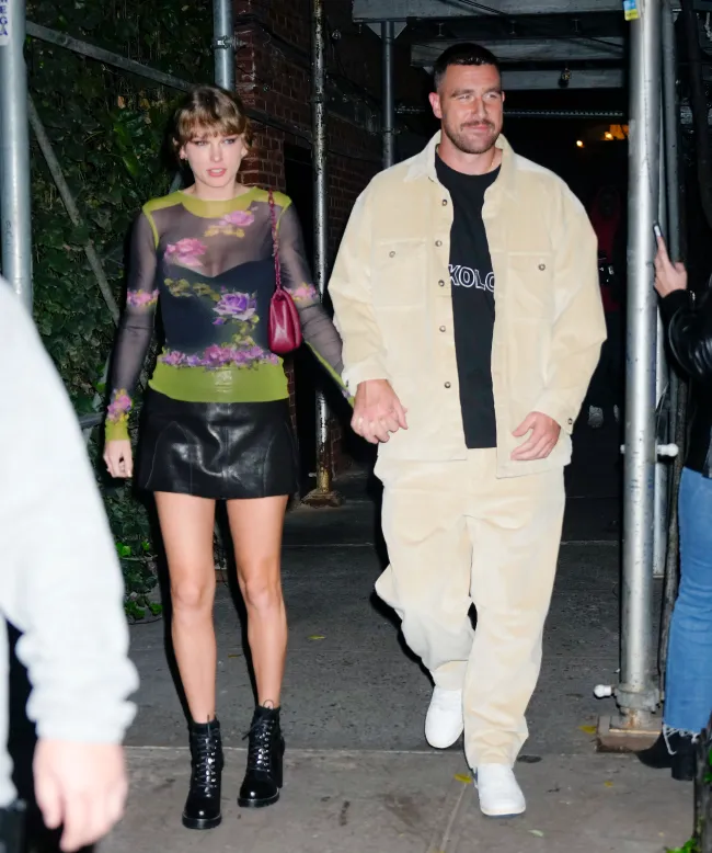 Taylor Swift y Travis Kelce saliendo de la cena en Waverly Inn.