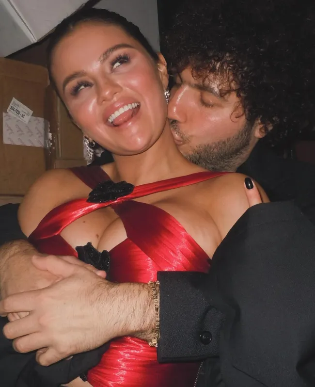 Benny Blanco besando a Selena Gomez en el cuello.