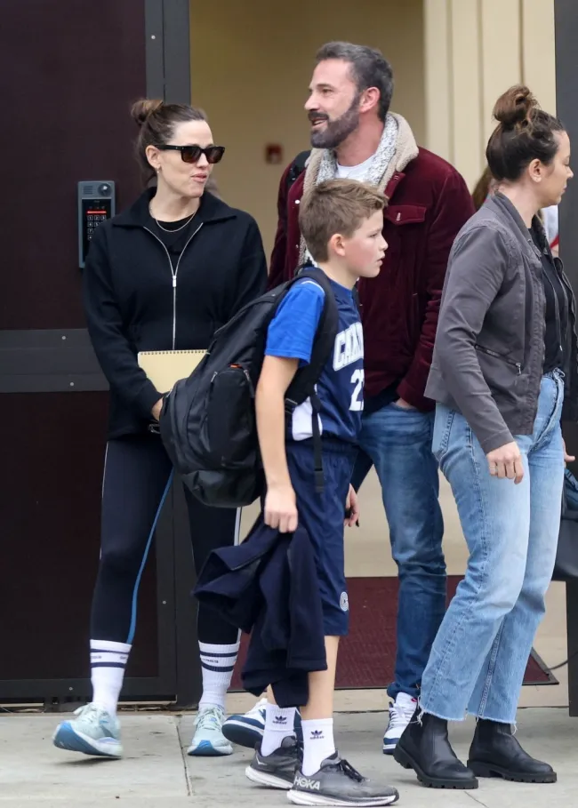 Ben Affleck y Jennifer Garner parados junto a su hijo, Samuel, fuera de la escuela