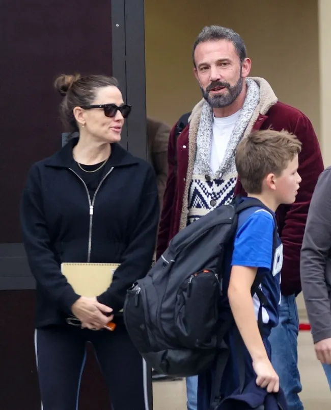 Jennifer Garner hablando con Ben Affleck con su hijo Samuel, de pie frente a ellos.