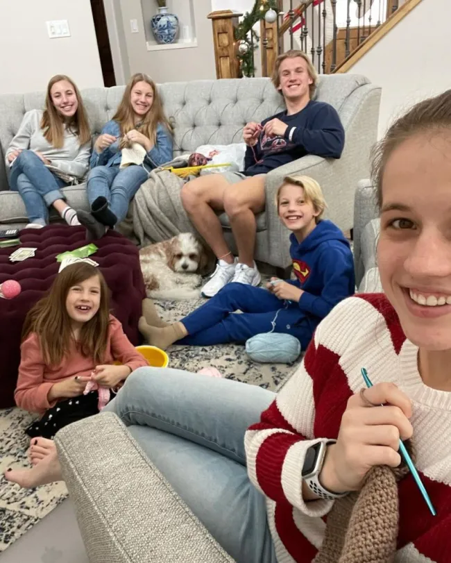 Los seis hijos de Ruby Franke descansando en su sala de estar con el perro