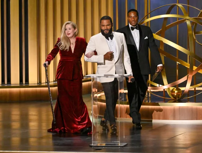 Christina Applegate y Anthony Anderson subiendo al escenario de los Emmy 2024