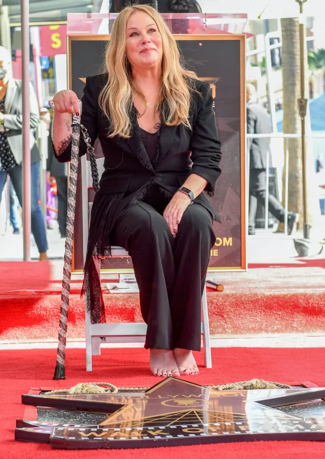 Christina Applegate sentada en una silla