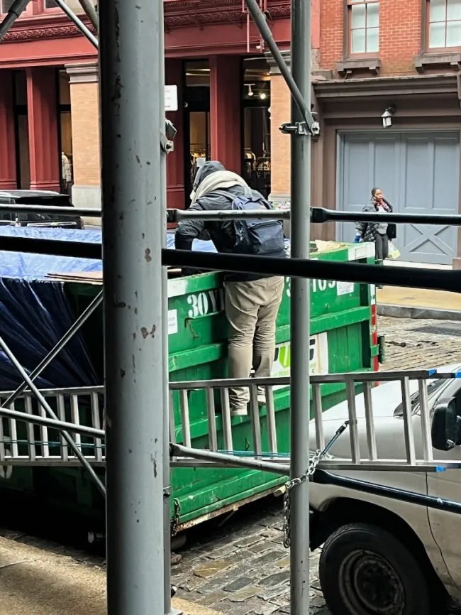 David Crowe buceando en contenedores de basura