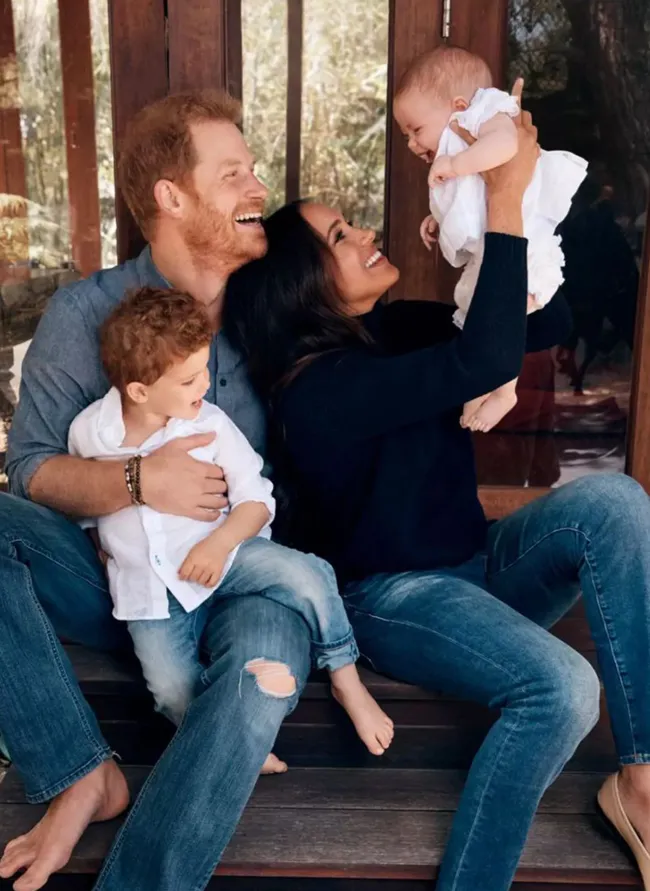 El príncipe Harry y Meghan Markle con sus dos hijos en un retrato familiar.