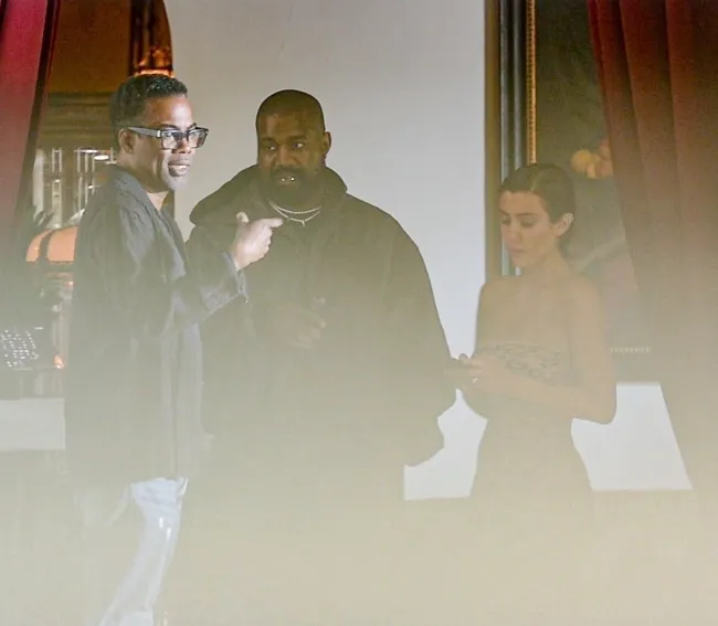 Kanye West, Bianca Censori y Chris Rock.