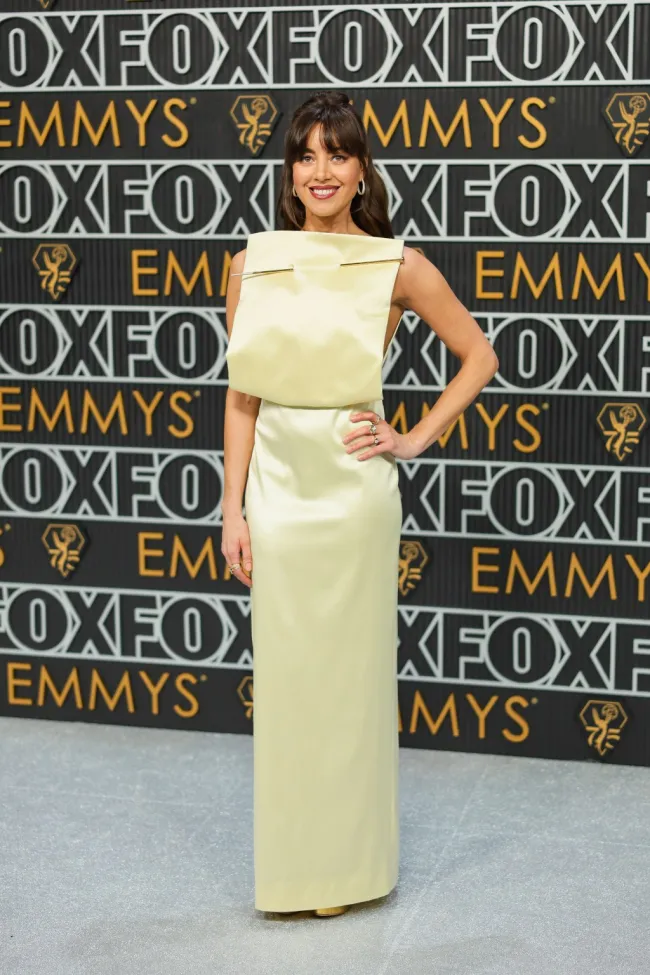 Aubrey Plaza asiste a la 75ª edición de los premios Primetime Emmy en el Peacock Theatre el 15 de enero de 2024 en Los Ángeles, California.