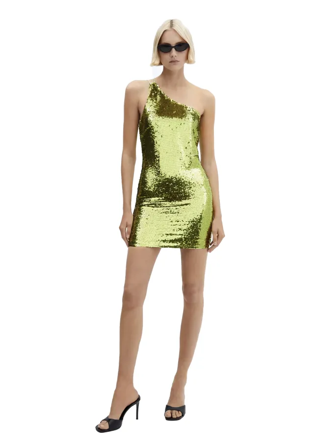 Una modelo con un vestido verde brillante.