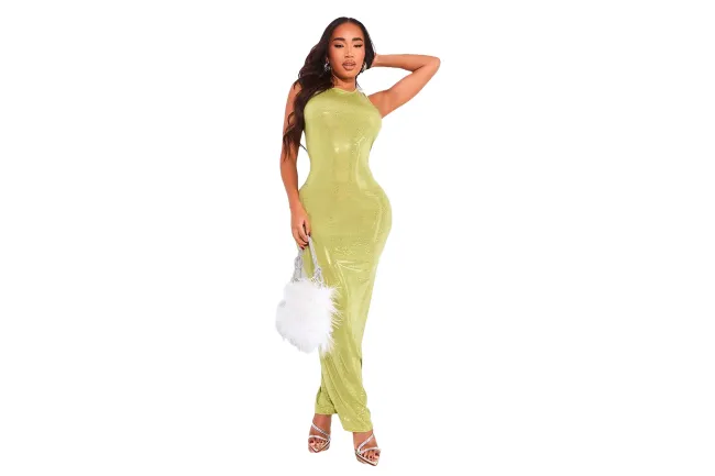 Una modelo con un vestido verde lima.