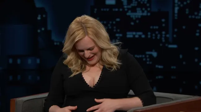 ¡Elisabeth Moss se frota la barriga en Jimmy Kimmel Live!