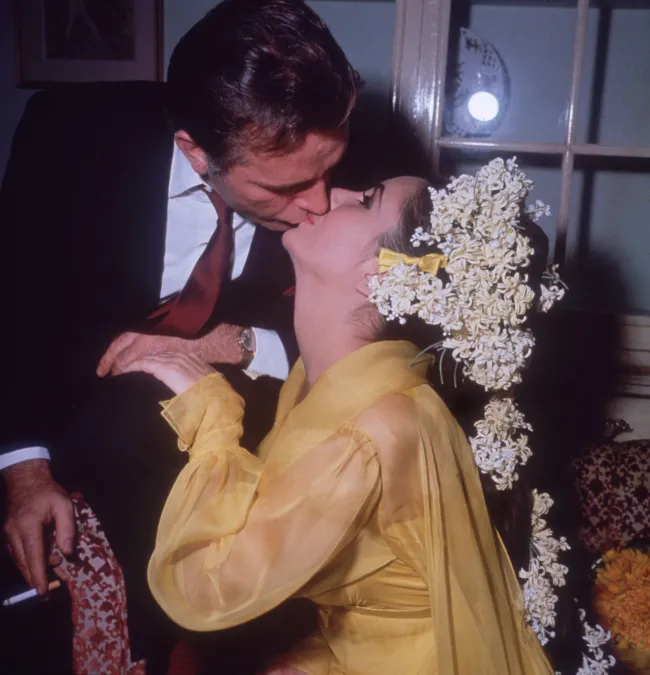 Elizabeth Taylor y Richard Burton el día de su boda en 1964.