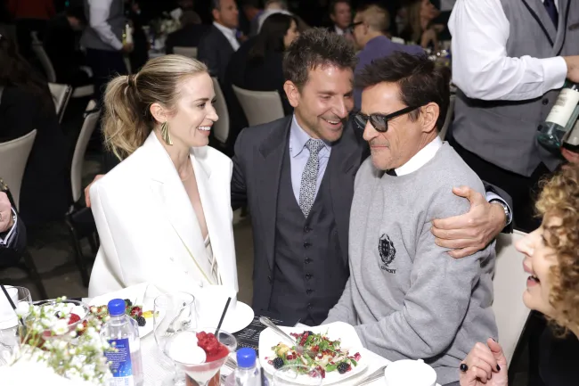 Emily Blunt conversa con Bradley Cooper y Robert Downey Jr. en el almuerzo de premios AFI en el Hotel Four Seasons el 12 de enero de 2024.