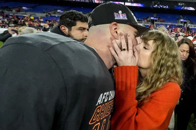 Taylor Swift besa al ala cerrada de los Kansas City Chiefs, Travis Kelce, después de un partido de fútbol americano de la NFL por el Campeonato de la AFC contra los Baltimore Ravens, el domingo 28 de enero de 2024, en Baltimore.