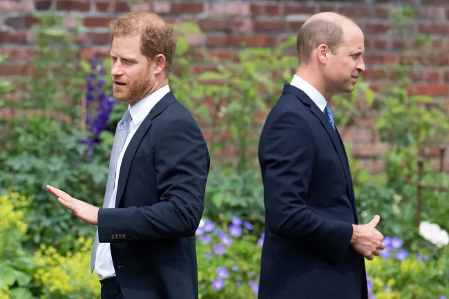 El Príncipe Harry y el Príncipe William espalda con espalda