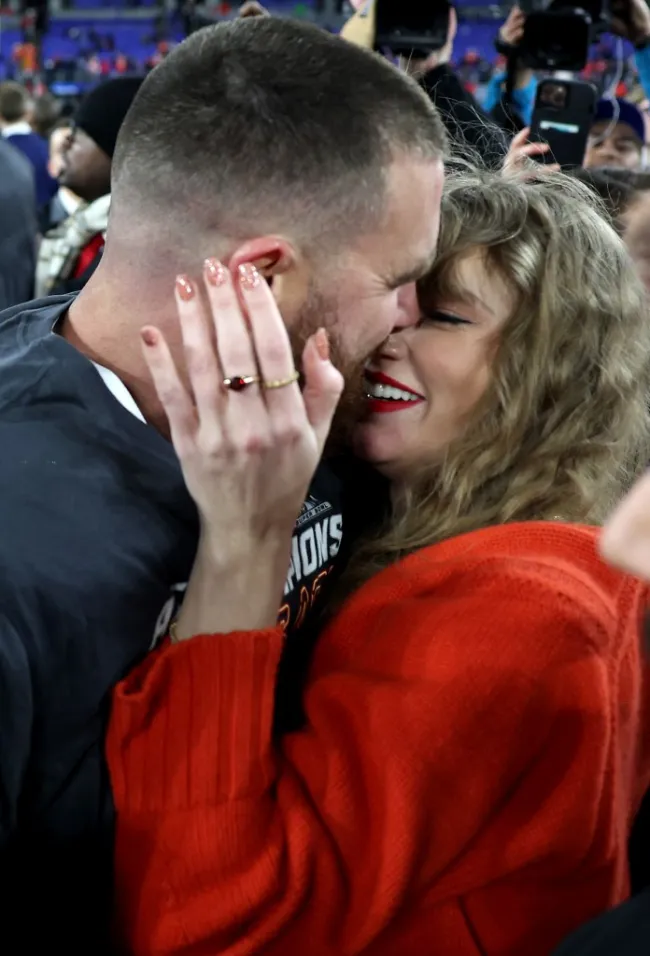 Travis Kelce y Taylor Swift besándose
