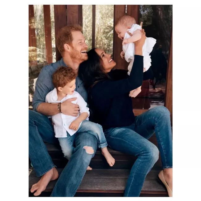 El príncipe Harry y Meghan Markle y sus hijos.