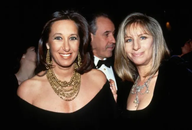 Barbra Streisand y su amiga Donna Karan.