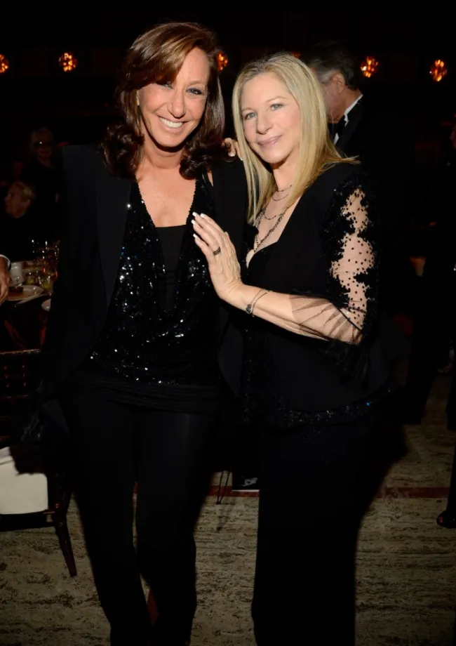 Barbra Streisand abraza a Donna Karan.