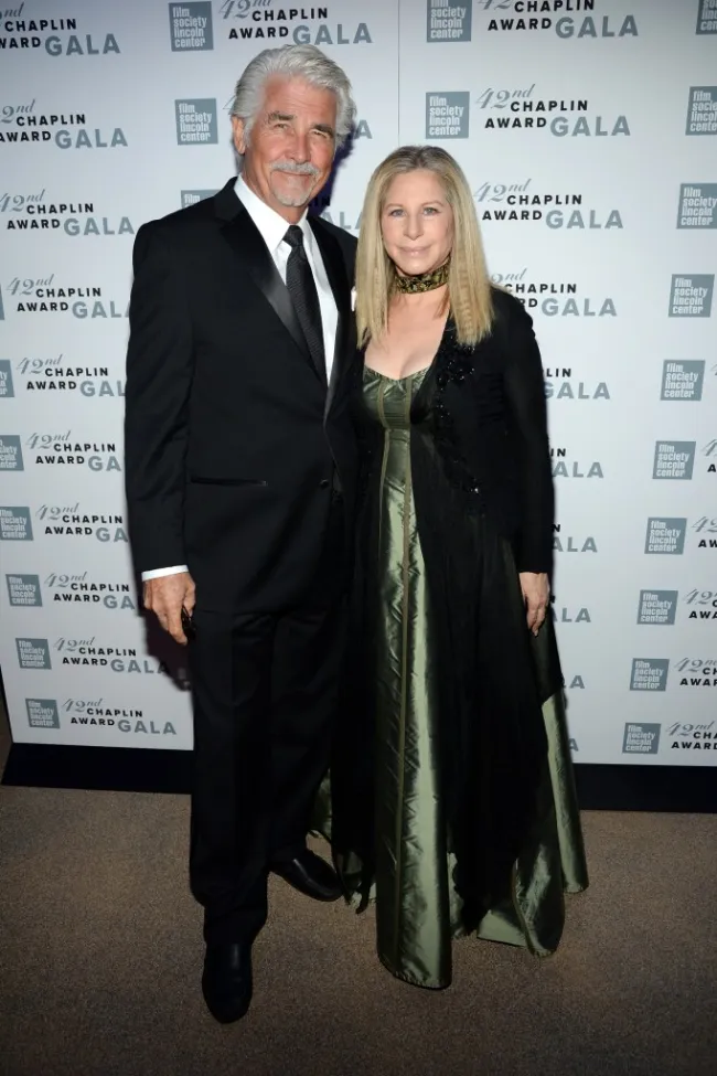 Barbra Streisand posa con su marido James Brolin.