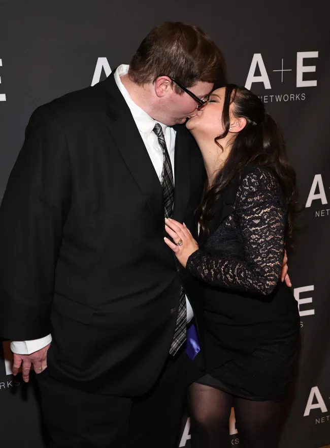 Gypsy Rose Blanchard y su marido, Ryan Anderson, besándose en la alfombra roja.