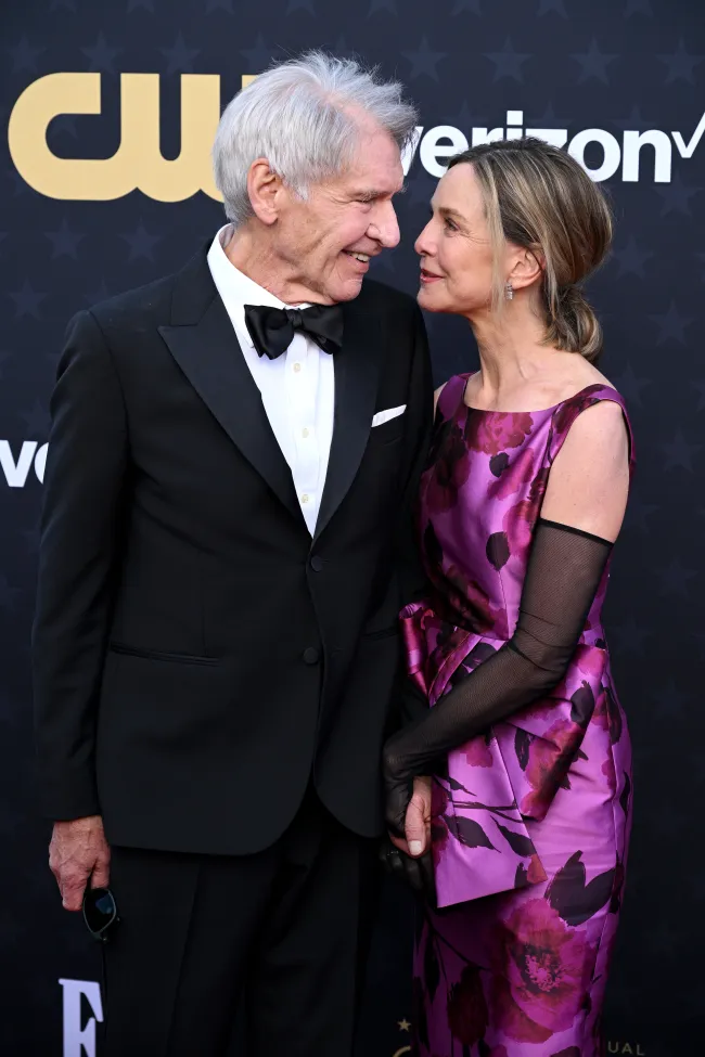 Harrison Ford y Calista Flockhart posando juntos