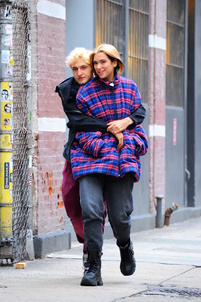 Dua Lipa y Anwar Hadid en 2019.