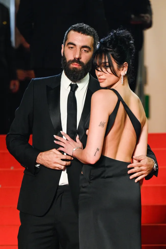 Romain Gavras y Dua Lipa en el Festival de Cine de Cannes 2023.