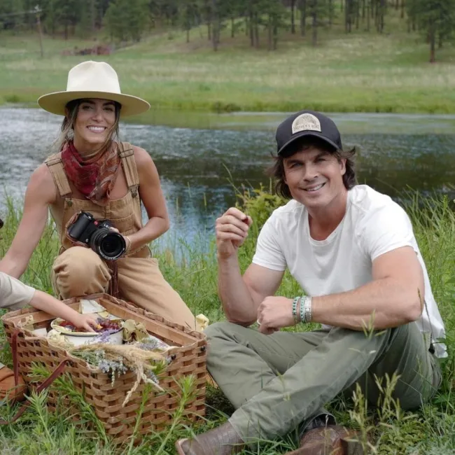 Ian Somerhalder y su esposa Nikki Reed en la granja.
