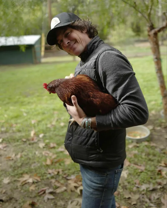 Ian Somerhalder fotografiado sosteniendo un pollo.