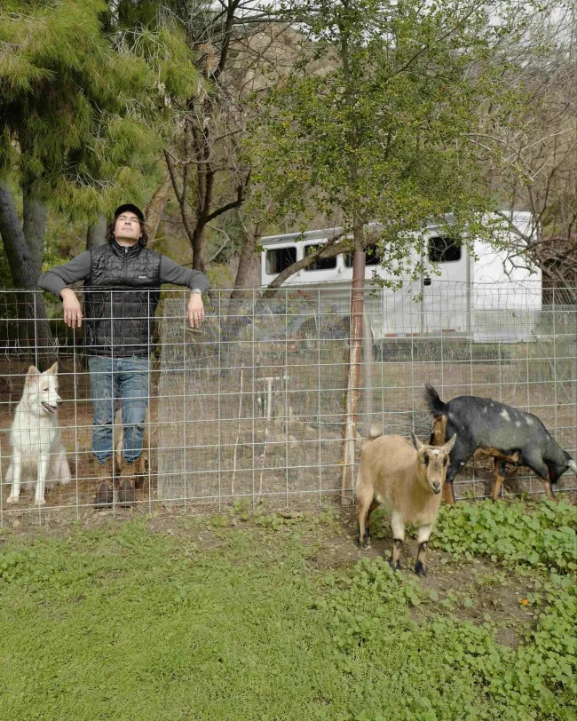 Ian Somerhalder fotografiado con sus animales de granja.