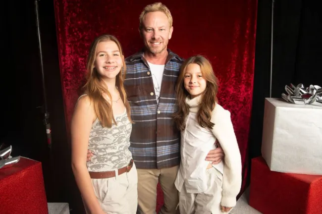 ian ziering con sus brazos alrededor de sus hijas