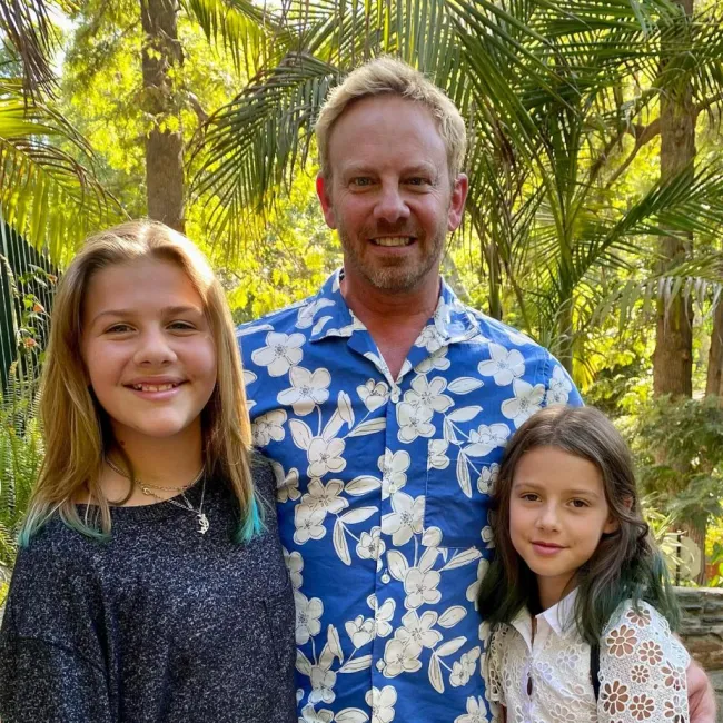 ian ziering con sus brazos alrededor de sus hijas