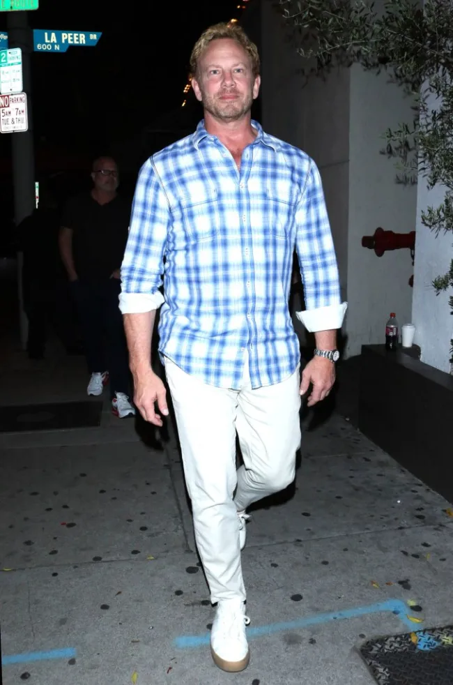 ian ziering caminando por la calle