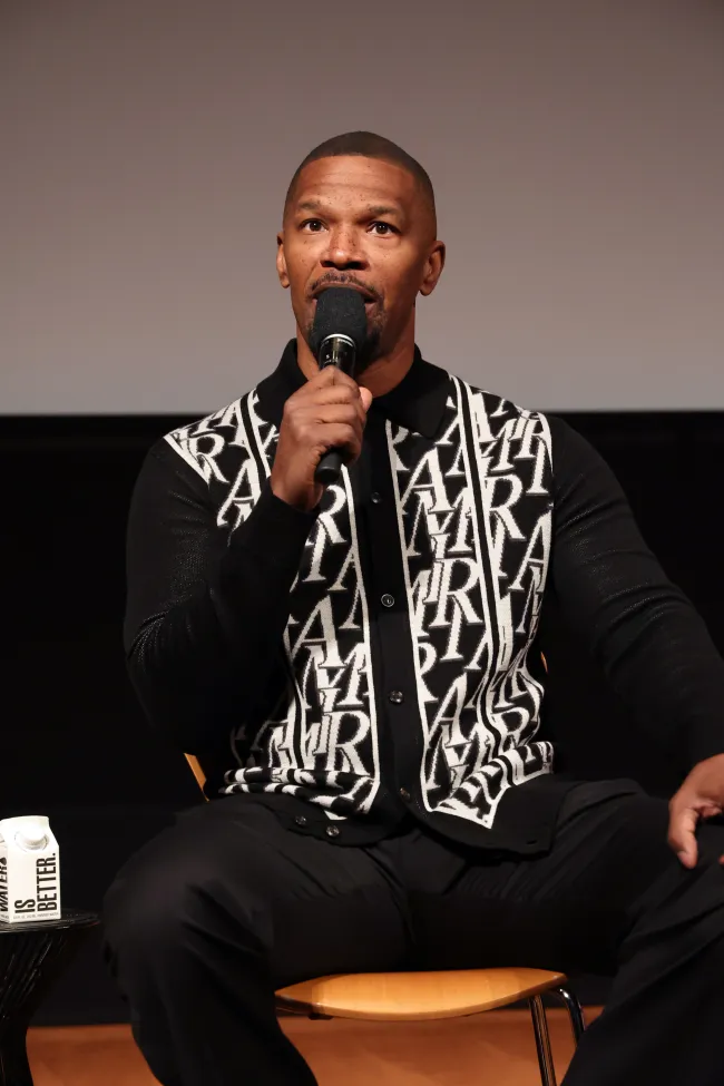 Jamie Foxx hablando en el escenario