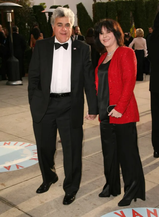 Jay Leno y su esposa Mavis sonríen