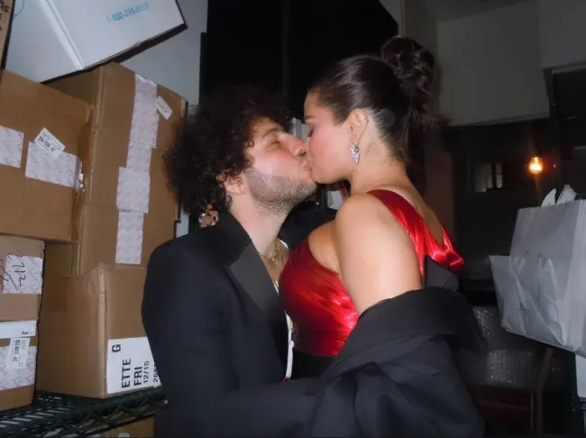 Benny Blanco y Selena Gómez besándose